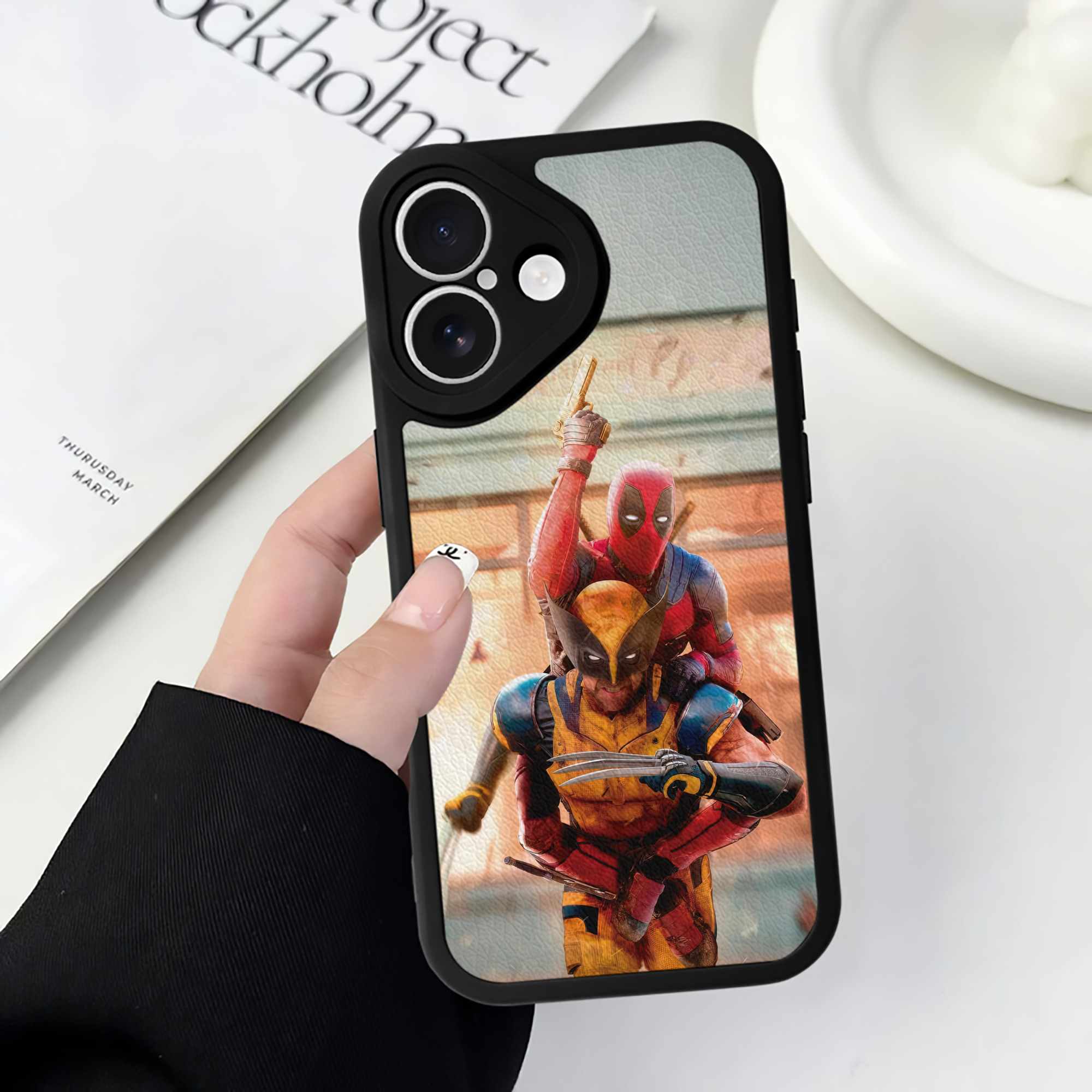 （画像用） Deadpool デッドプール 【iPhone 16シリーズ対応】シリコンスマホケース（レザー調） 材質：シリコン